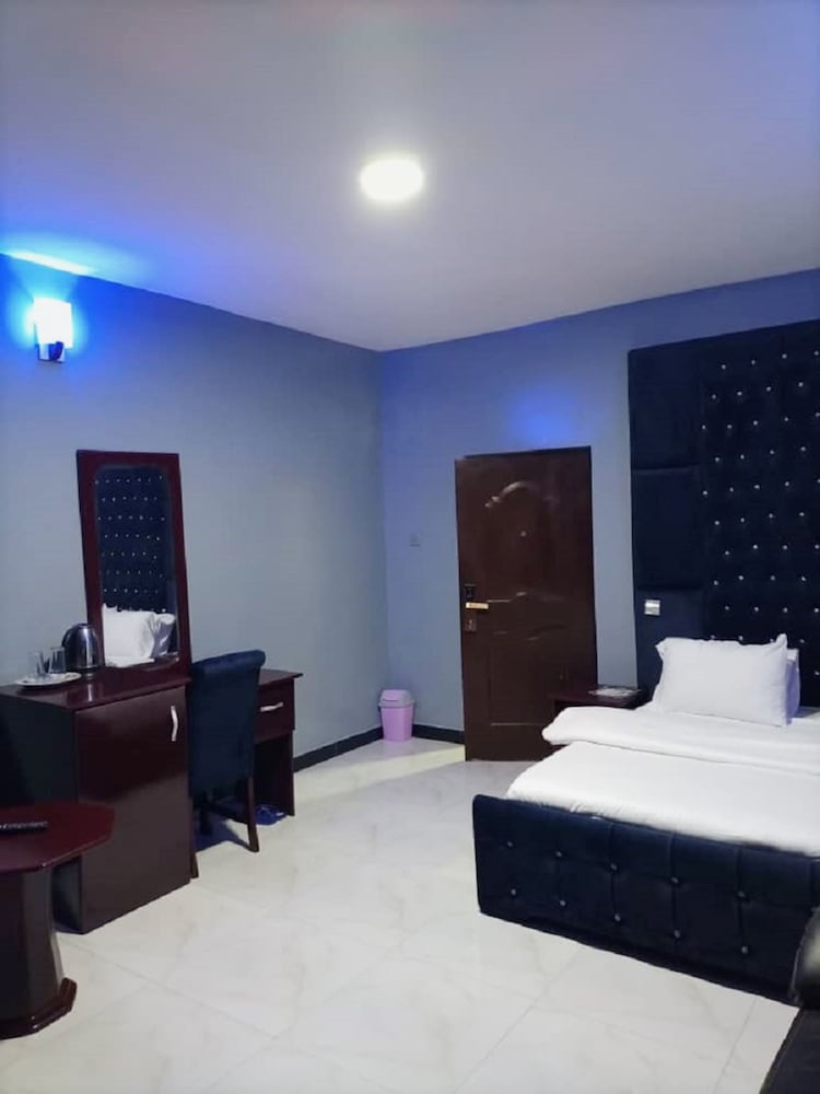 Entry Point Hotel 13/49
