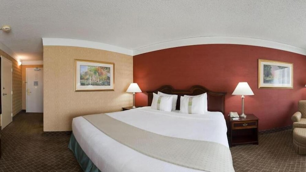 Holiday Inn Cleveland-Mayfield 13/76