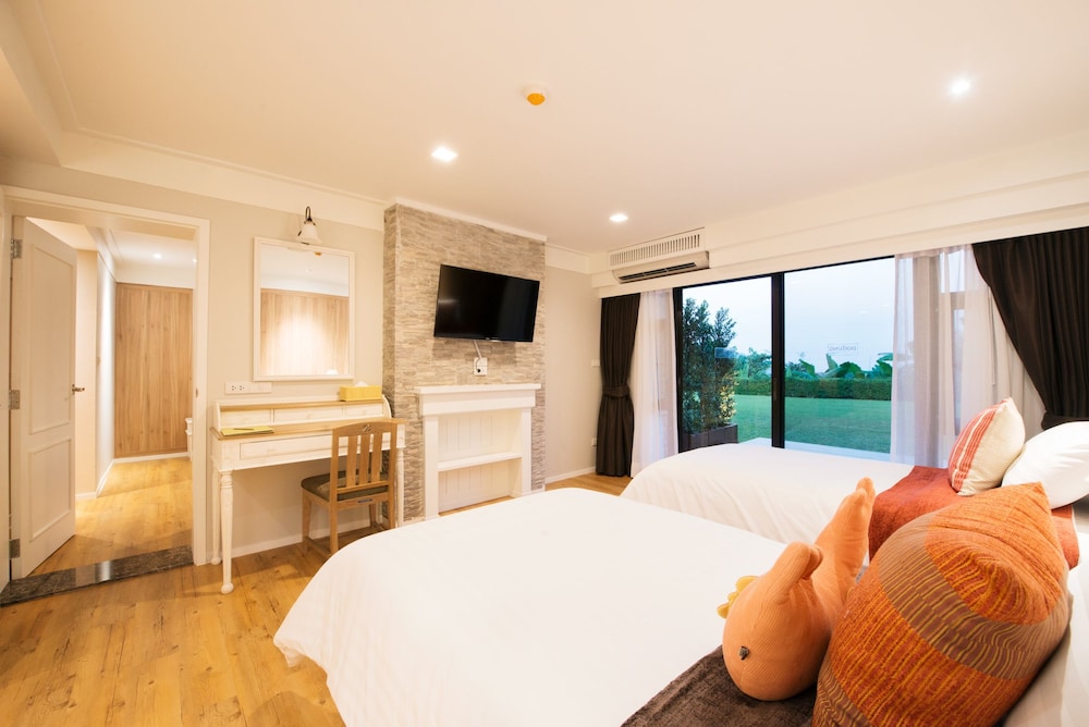 DELUXE, MOUNTAIN VIEW