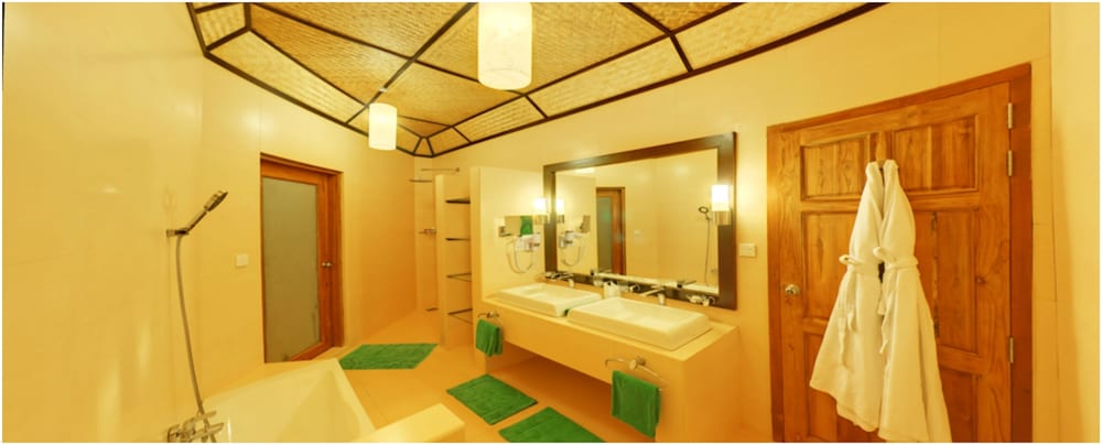 Angaga Island Resort And Spa 56/57