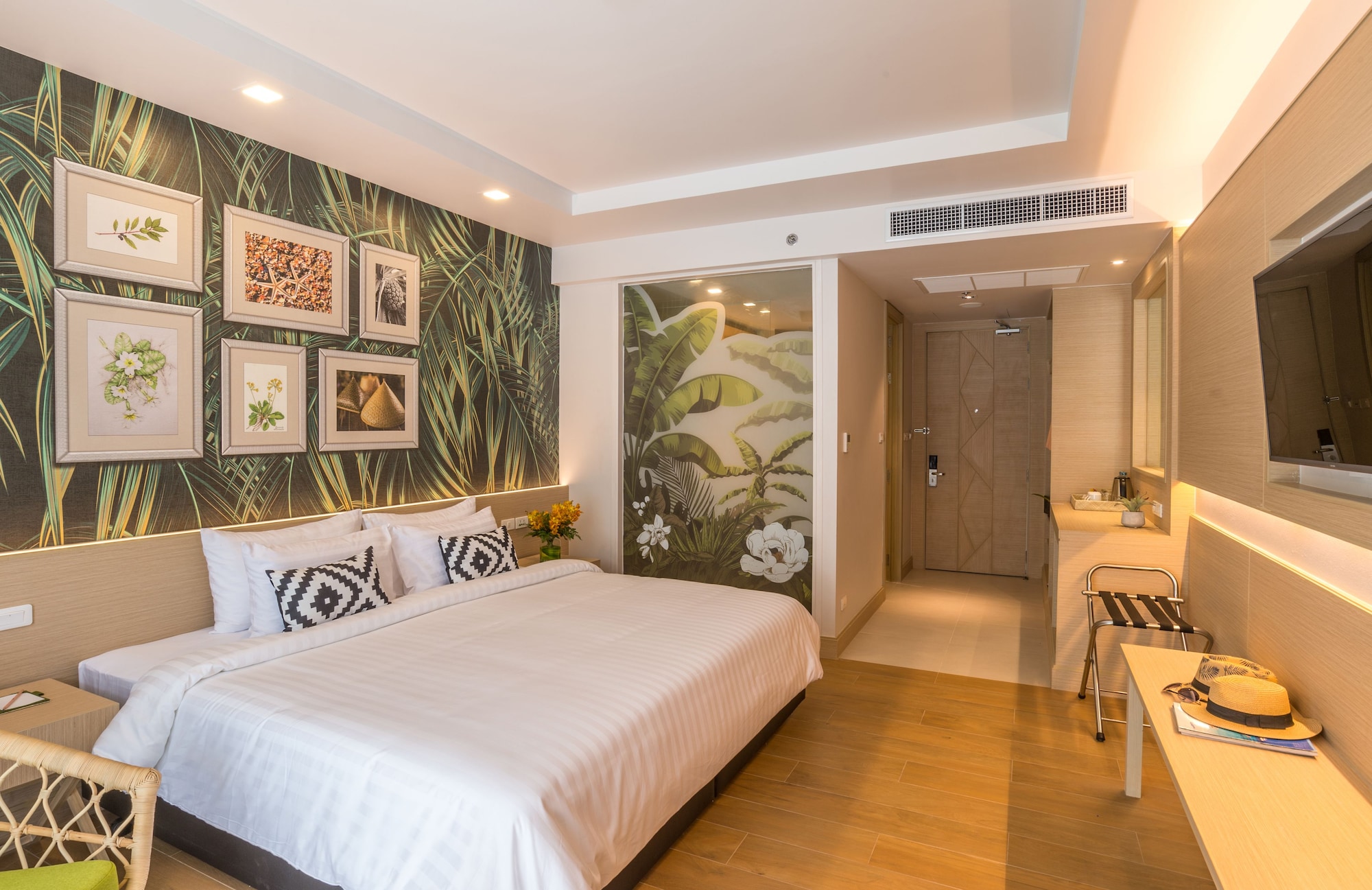 Deluxe, King Bed, Pool Access