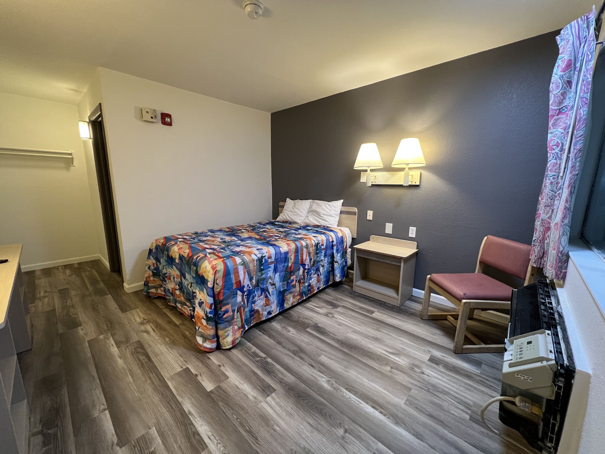 STANDARD, QUEEN BED