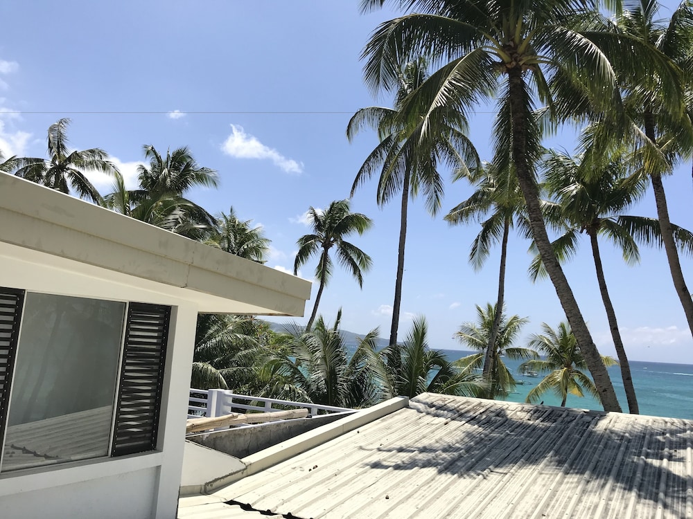 Grand Blue Beach Hotel 75/77