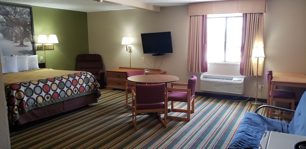 Super 8 By Wyndham Champaign 46/52