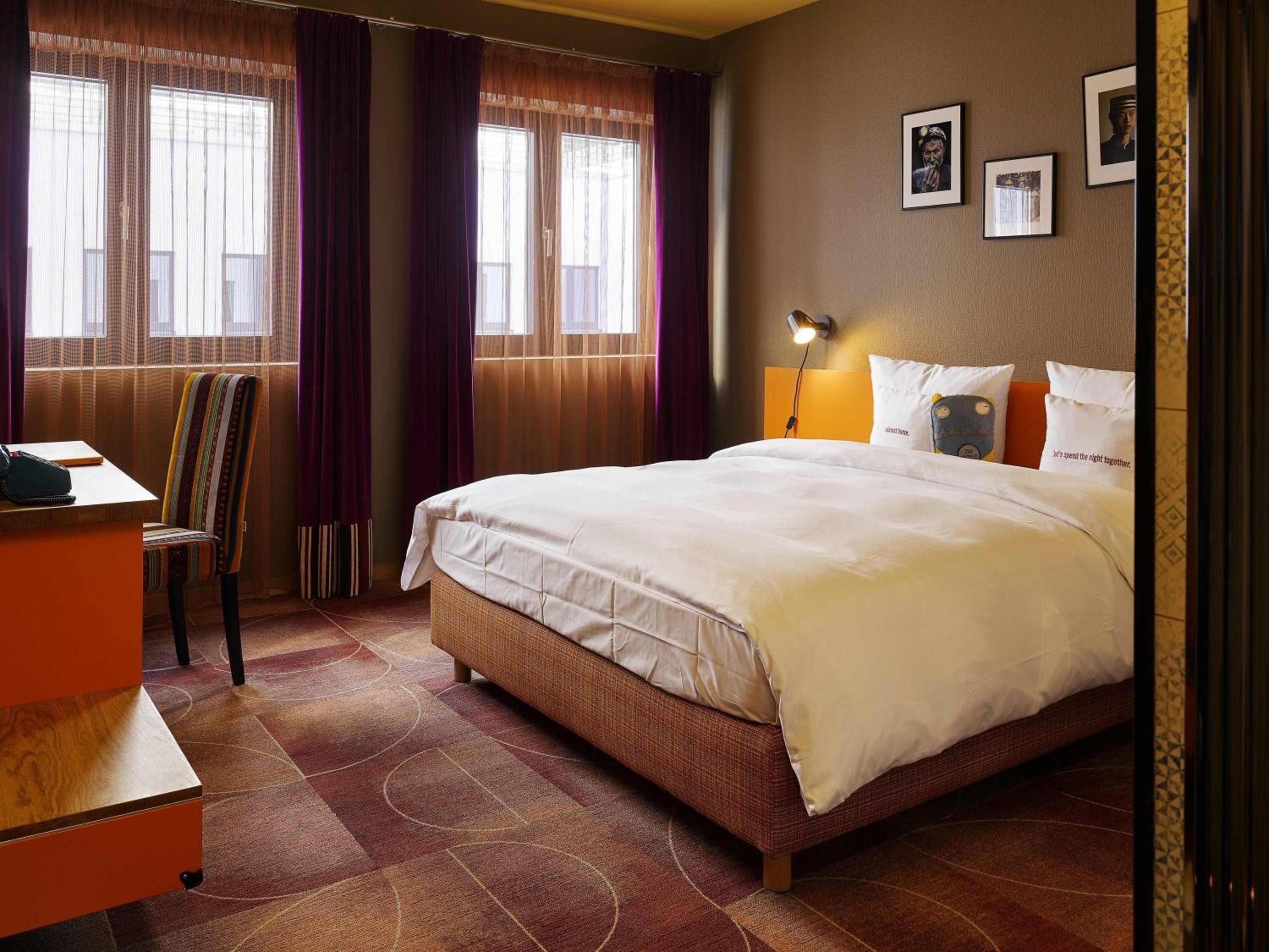 Medium, Queen Bed