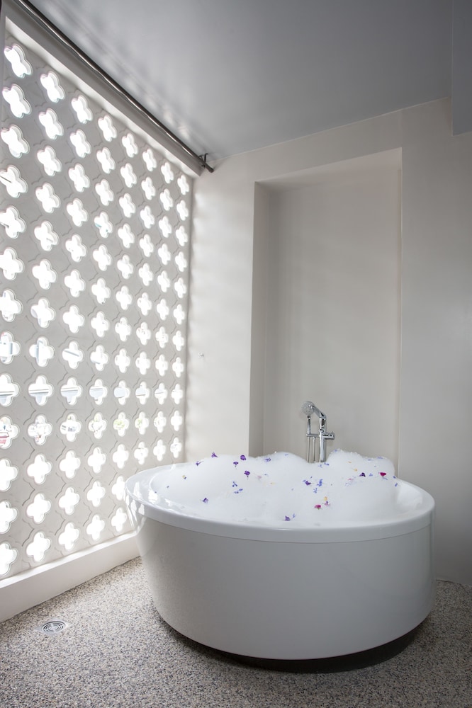 Ramada By Wyndham Phuket Deevana 56/70