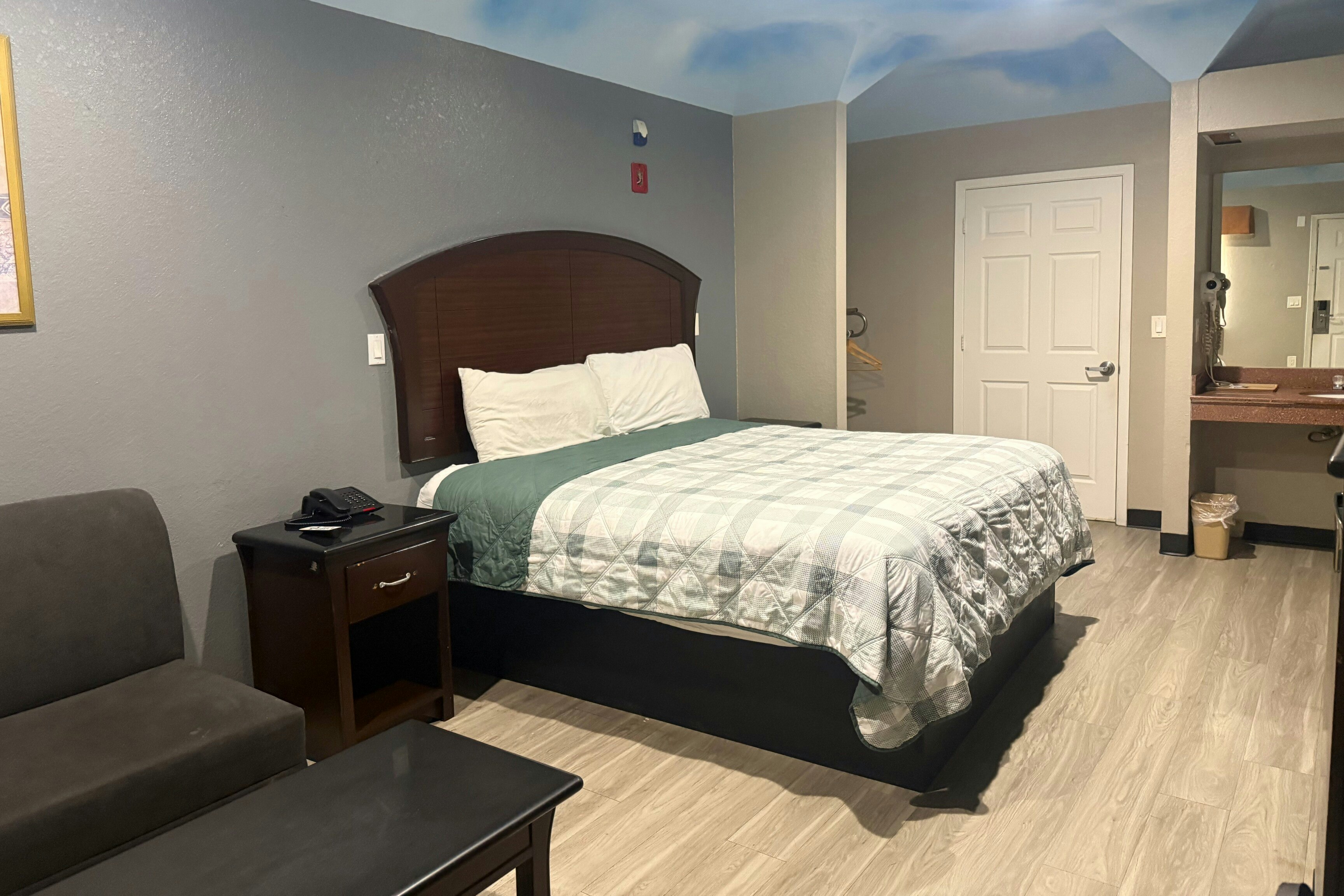 Hotel O Regency Suites Houston - IAH Beltway 8 24/37