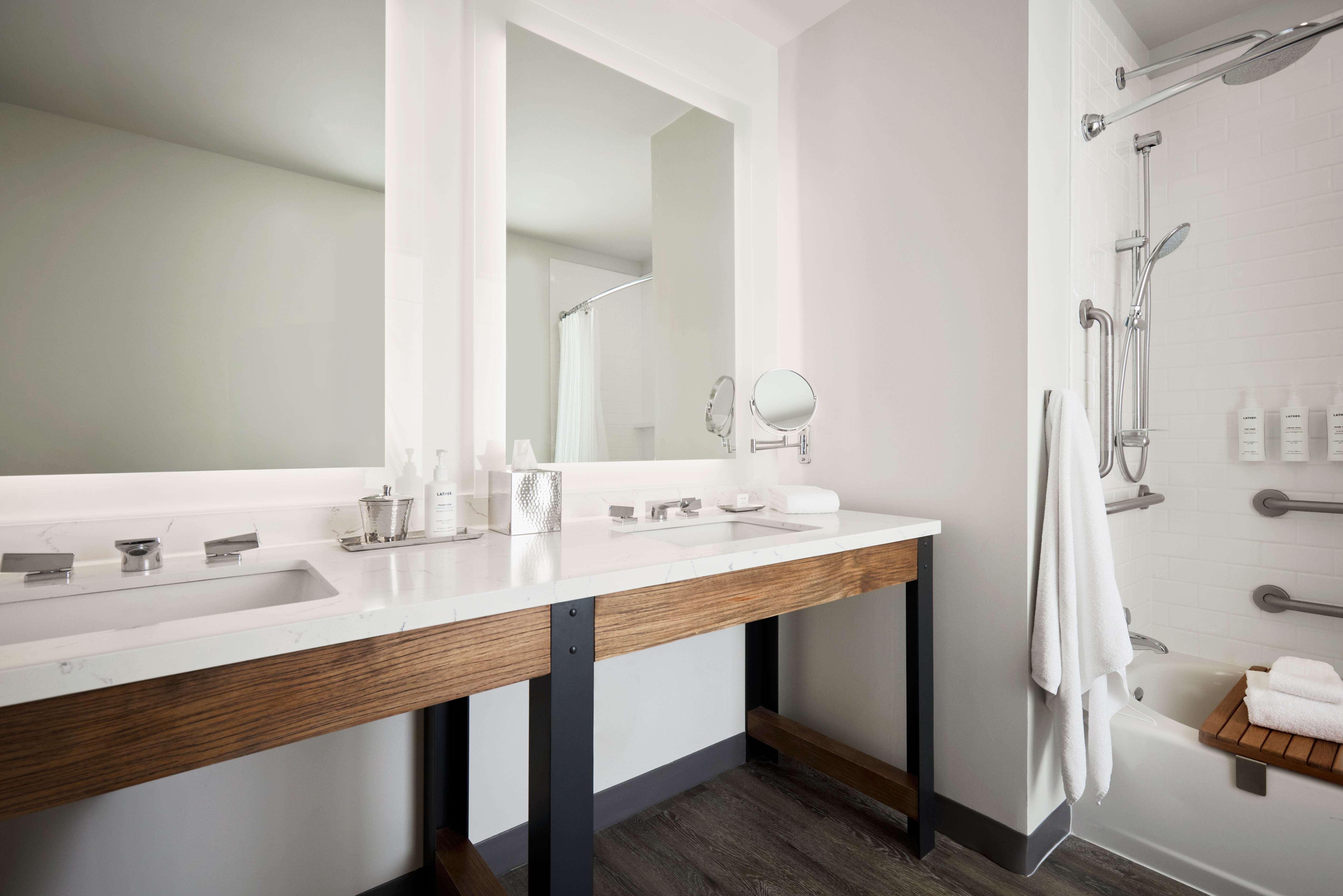 غرفة بسرير كينج بحوض استحمام لذوي الإعاقة، Archer Hotel Burlington 4/5