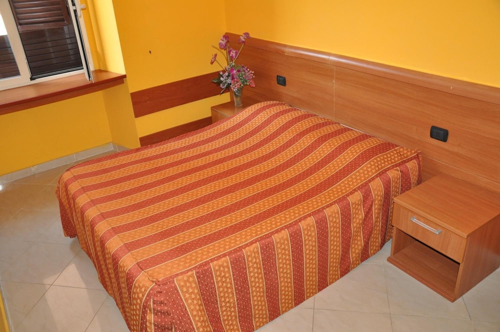 Hostel Beauty 17/64
