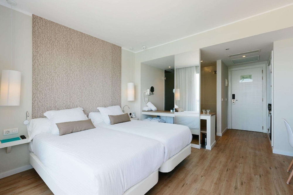 غرفة بسرير مزدوج وسريرين منفصلين بإطلالة على المسبح بشرفة، AluaSoul Ibiza - Adults Only 4/10