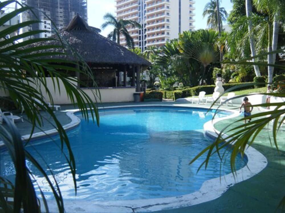 El Tropicano 26/28