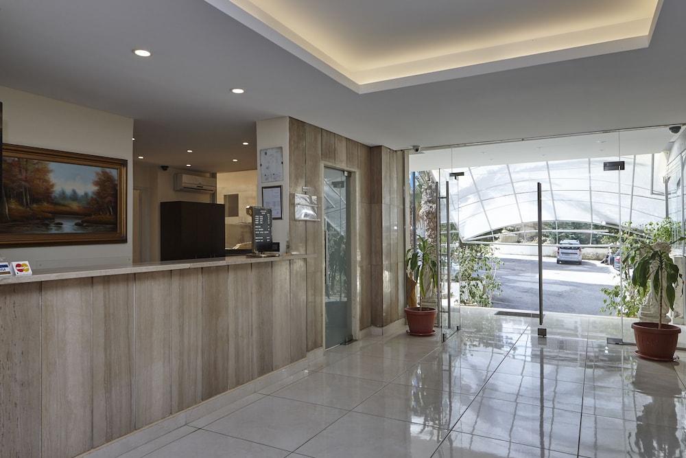 Zoukotel Hotel 8/50