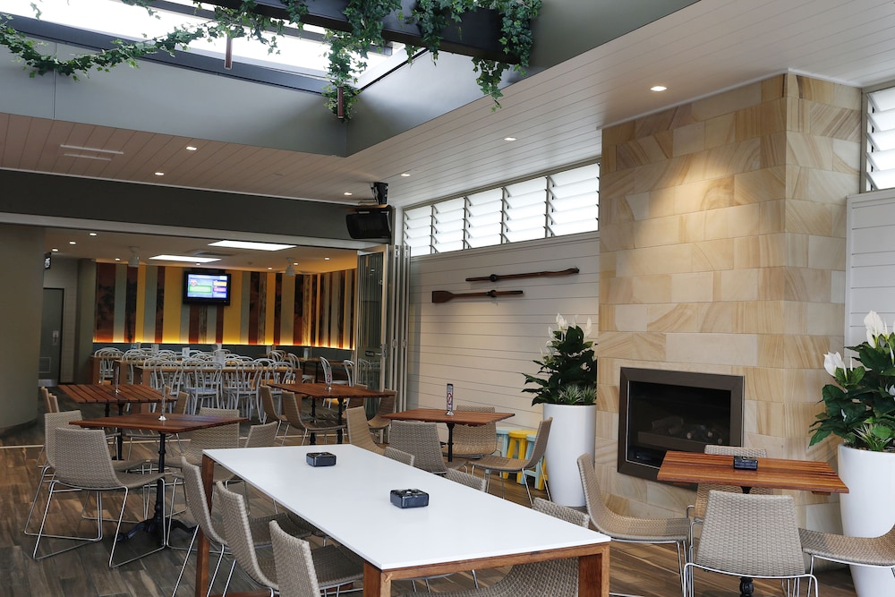 The Lakes Hotel 52/59