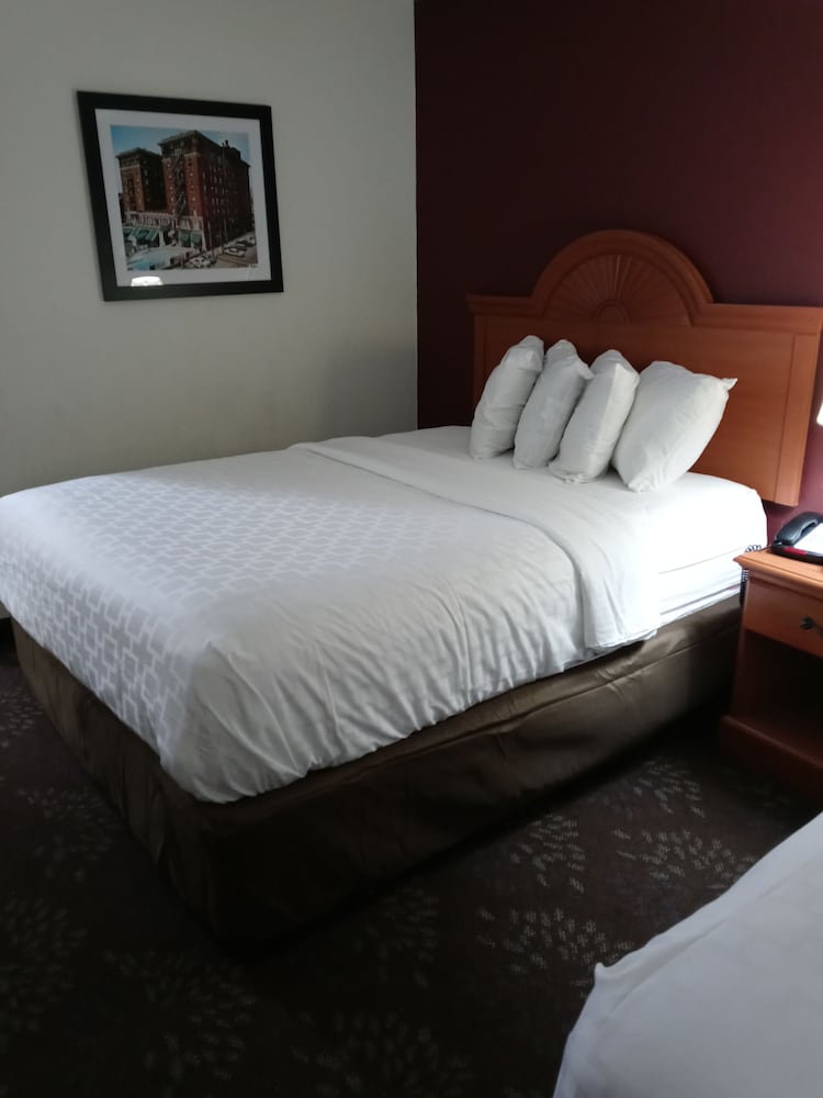Clarion Pointe Evansville North 6/35