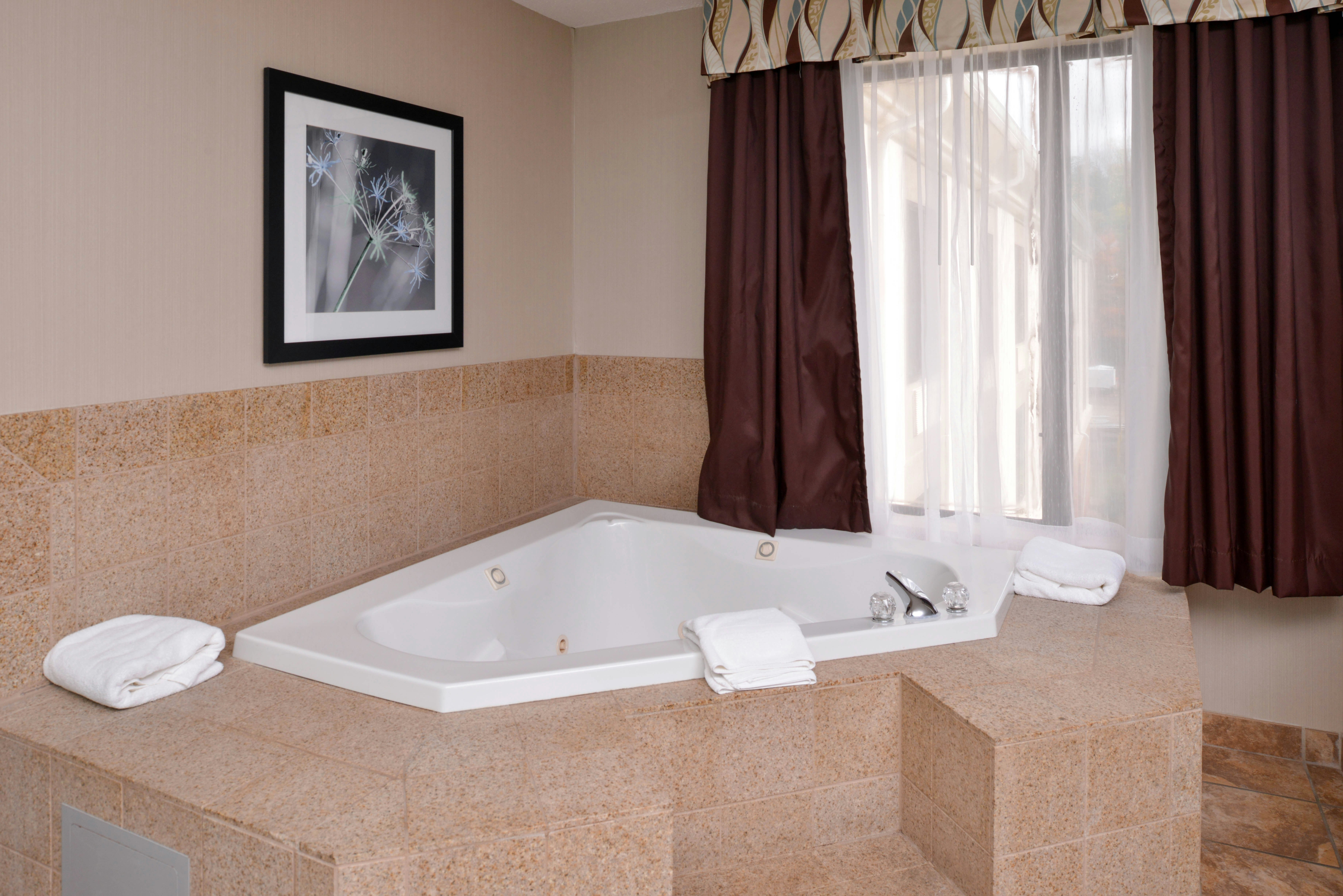 Holiday Inn Express & Suites Youngstown (N. Lima/Boardman) 32/34