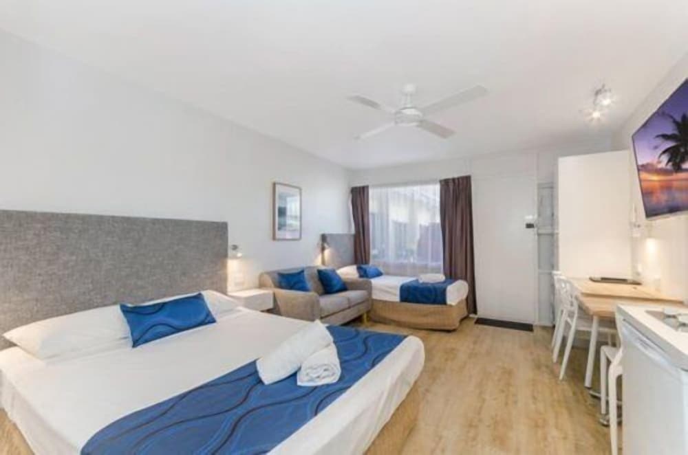 STUDIO, 1 QUEEN AND 1 SINGLE BED