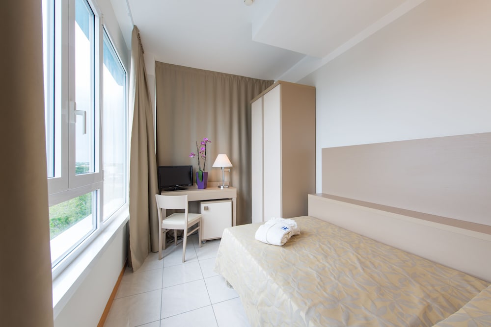 ROOM, SINGLE