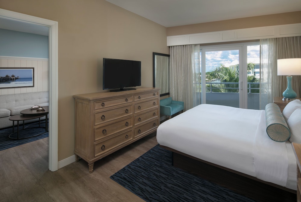 Edgewater Beach Hotel 24/64