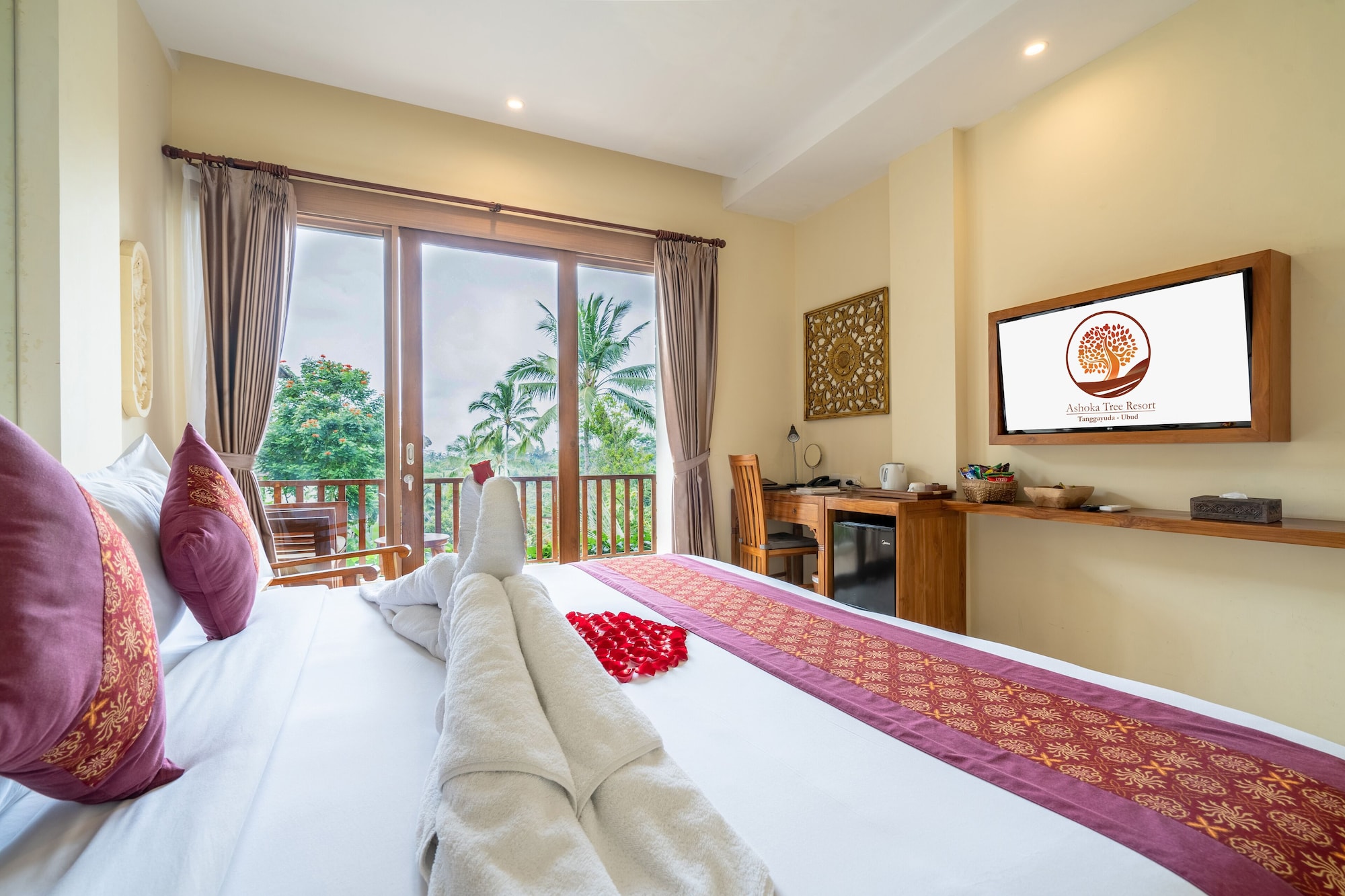 DELUXE, POOL VIEW, BALCONY