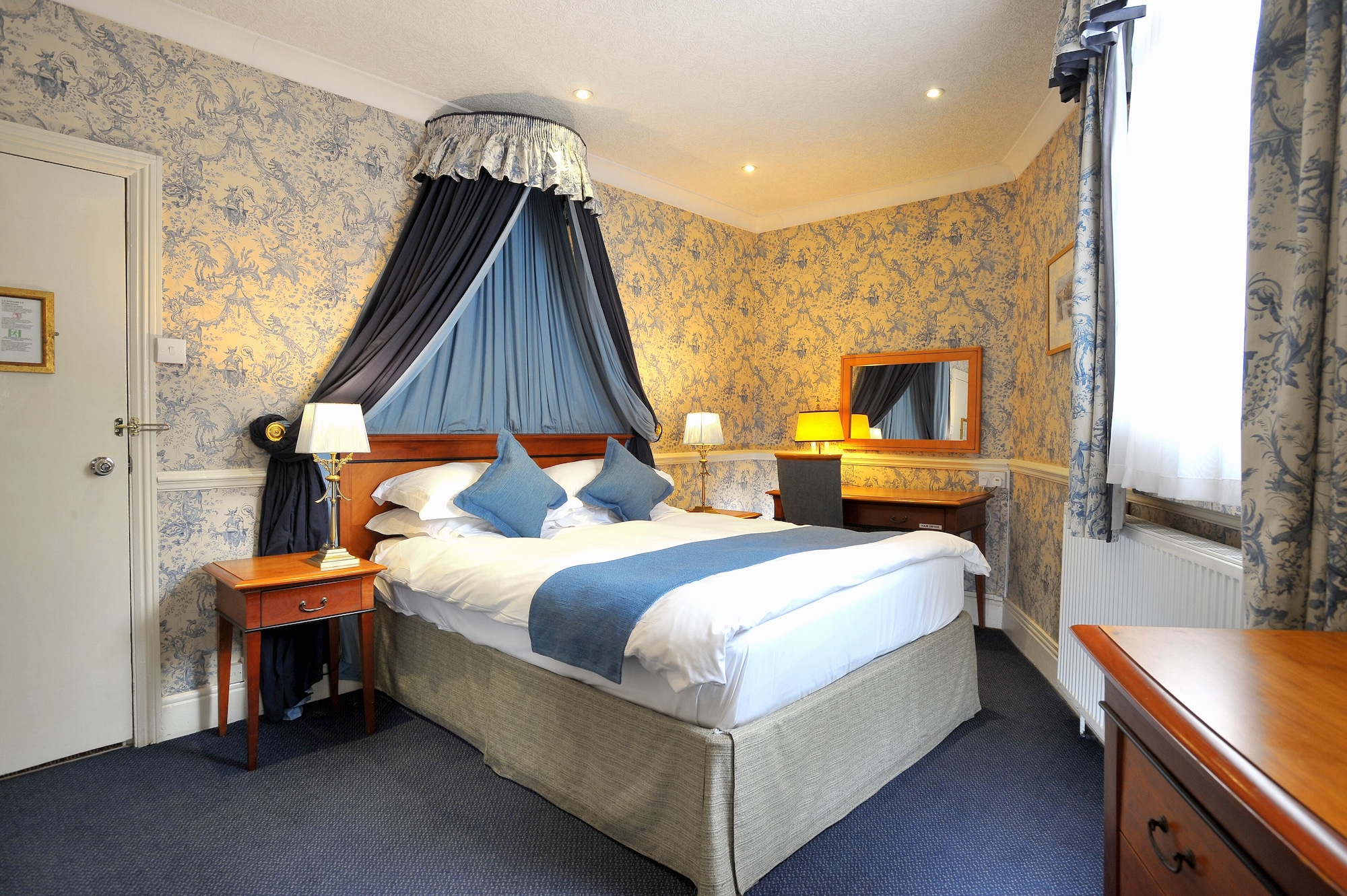 ROOM, DOUBLE BED