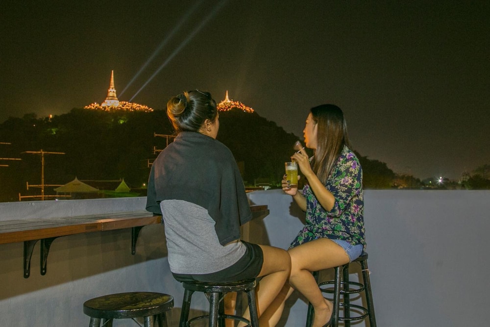 Chedi View Hostel & Rooftop Bar 3/19