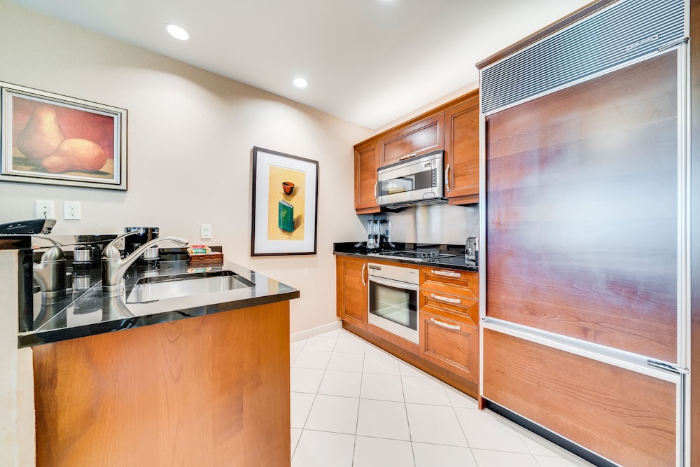 Jet Luxury Resorts @ The Signature Condo Hotel 40/69