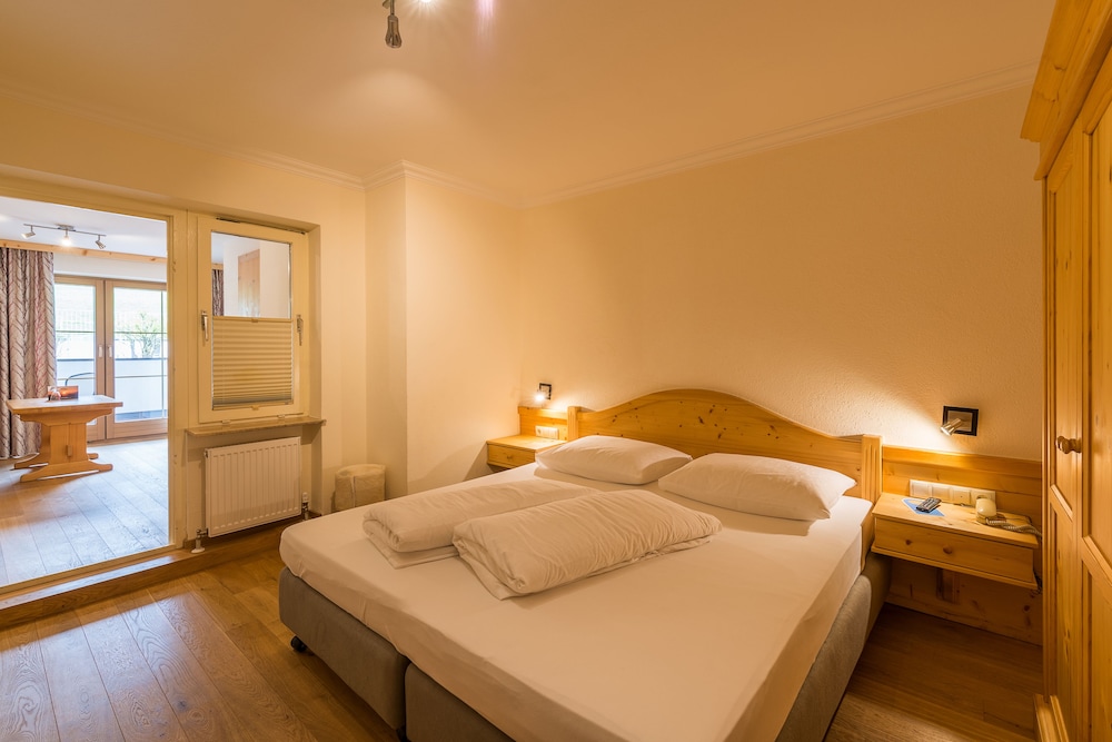 Family, Queen Bed, Court View, Sofa