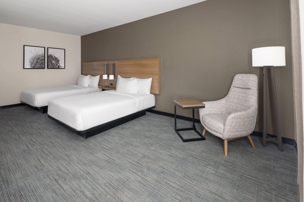 La Quinta Inn & Suites by Wyndham Phoenix near State Farm St 16/48