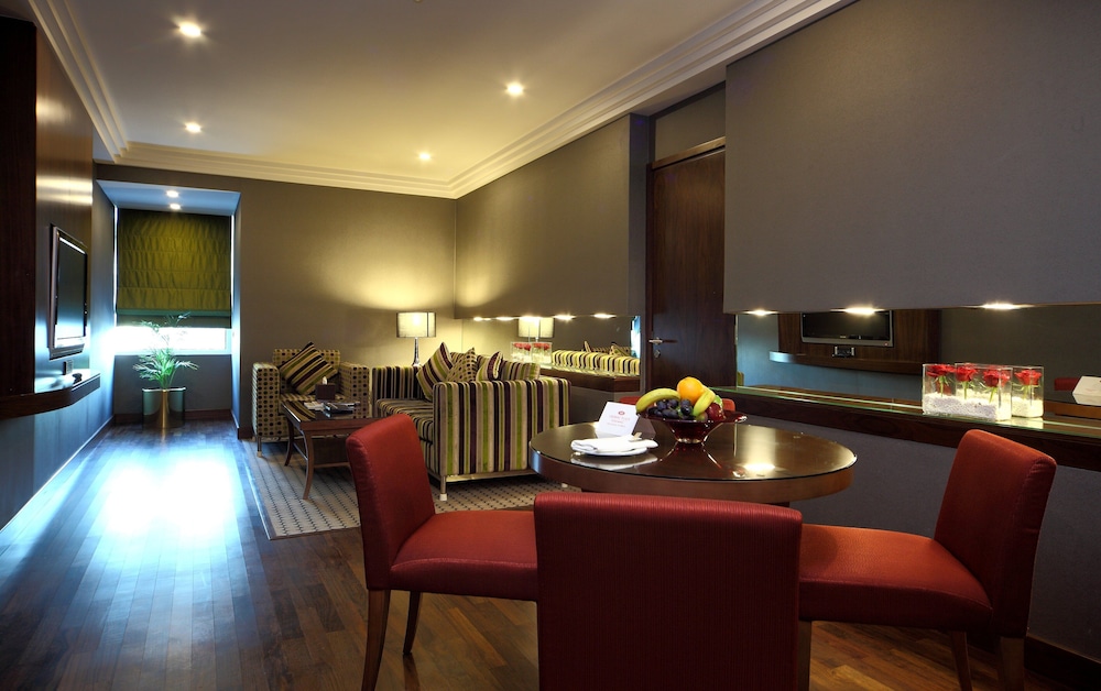 كراون بلازا الرياض منهال(Radisson Blu Hotel and Convention Center, Riyadh Minhal) 41/67