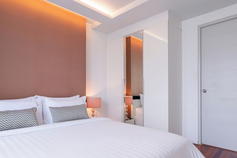 DELUXE, SUITE