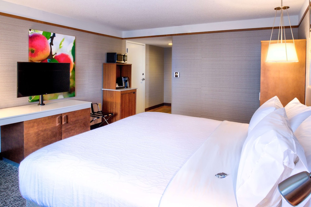 Hilton Garden Inn Detroit Southfield 18/84