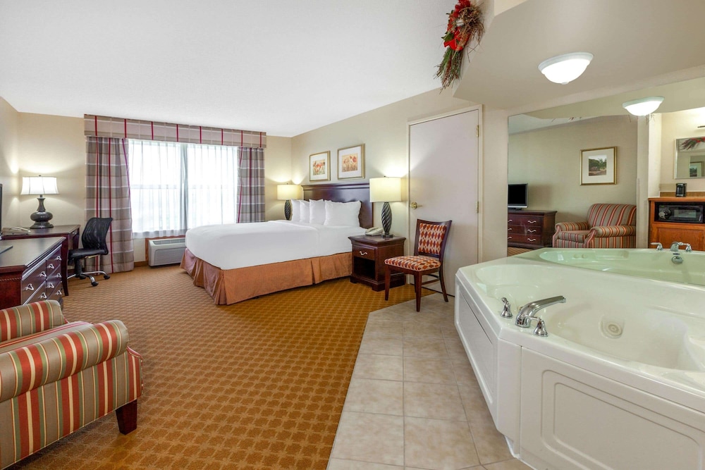 AmericInn by Wyndham Iron Mountain 24/51
