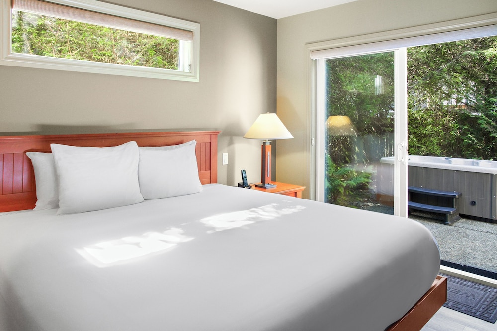 Long Beach Lodge Resort 11/72