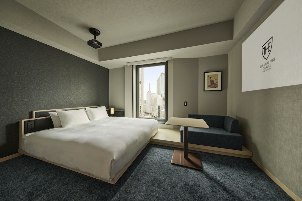 MODERATE, KING BED, TRACK VIEW