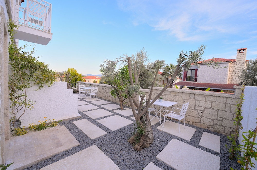 Peremere Alacati Hotel 49/50