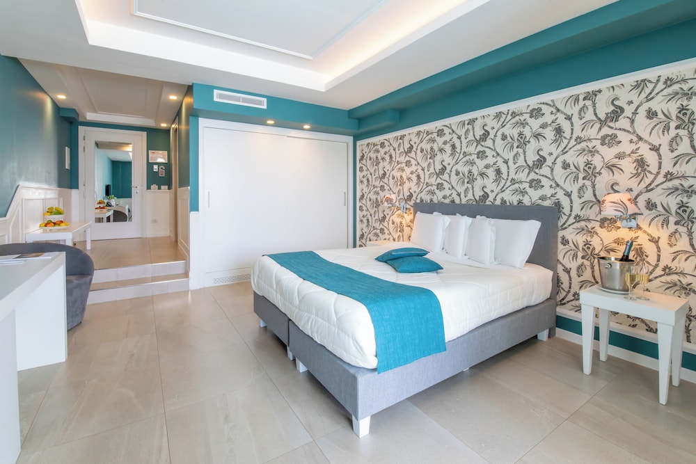 DELUXE, SUITE, QUEEN BED, POOL VIEW