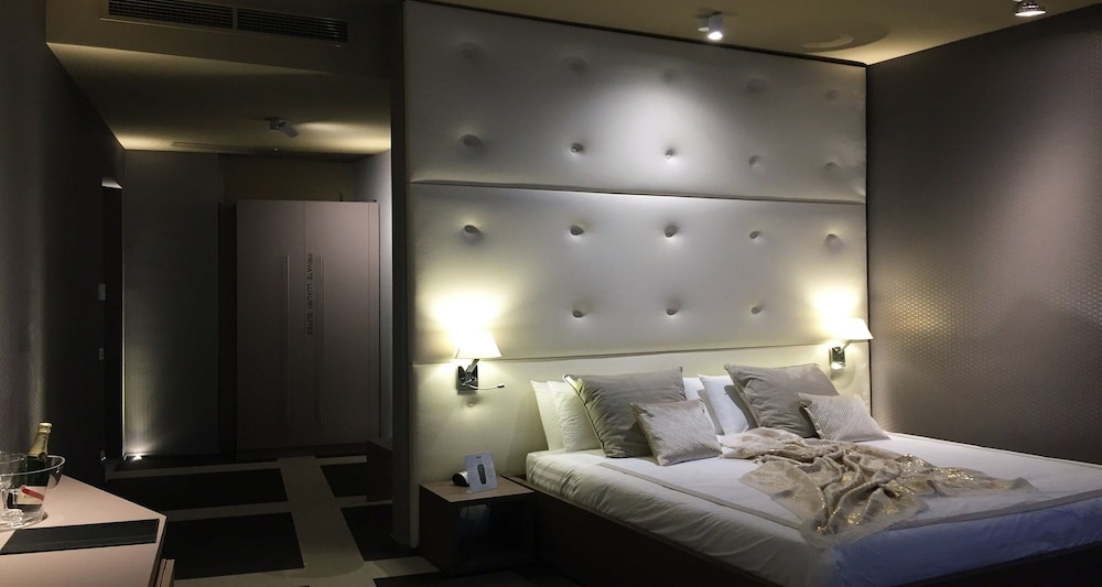 SUITE, DOUBLE BED, SOFA