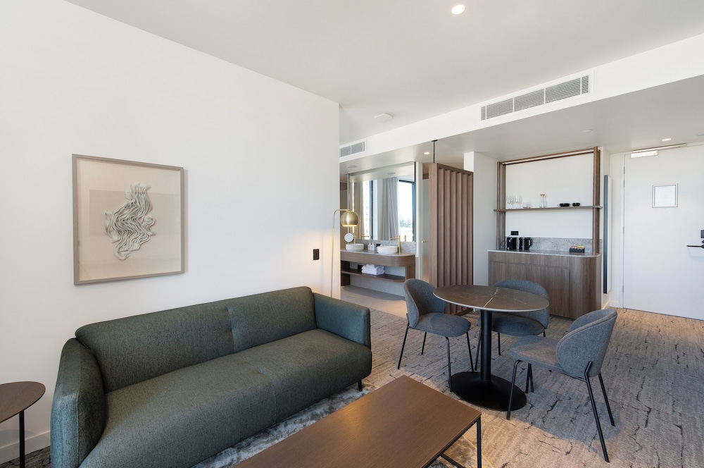 The George Glenelg 40/61