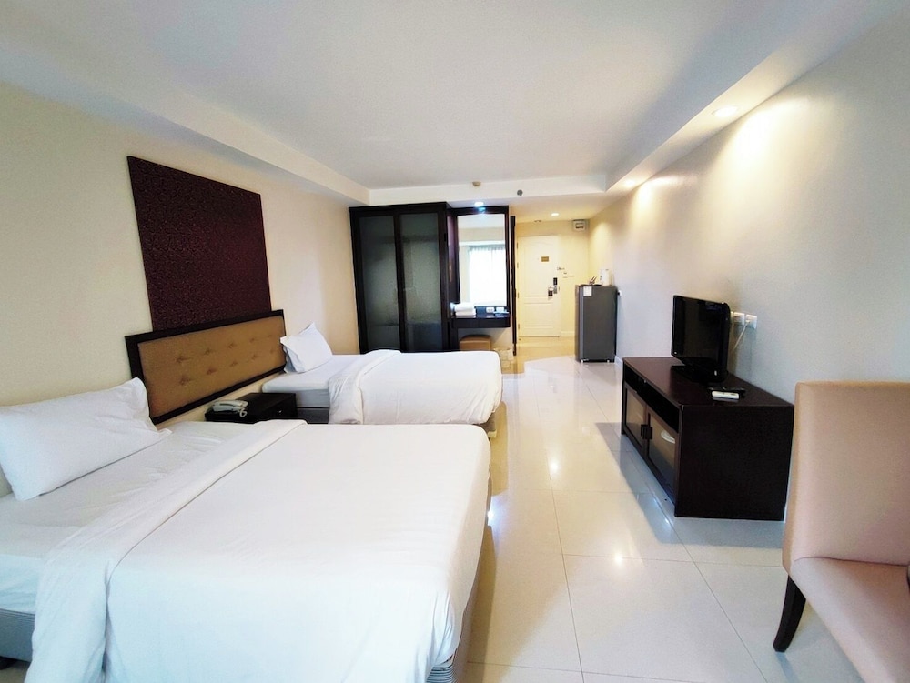 Romance Hotel Srinakarin 35/80