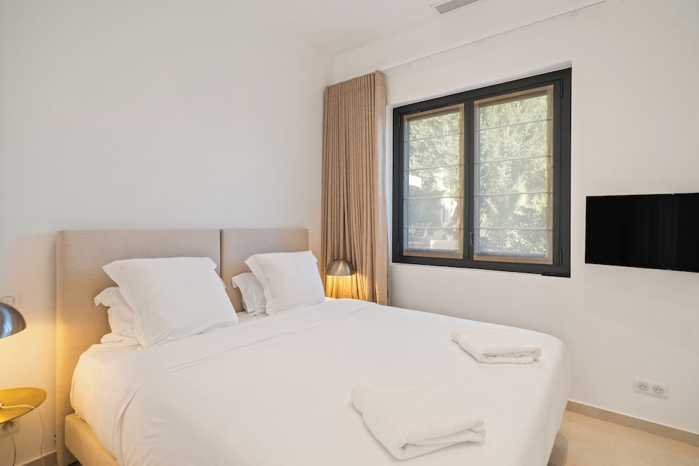 Deluxe, Suite, King and Queen Bed