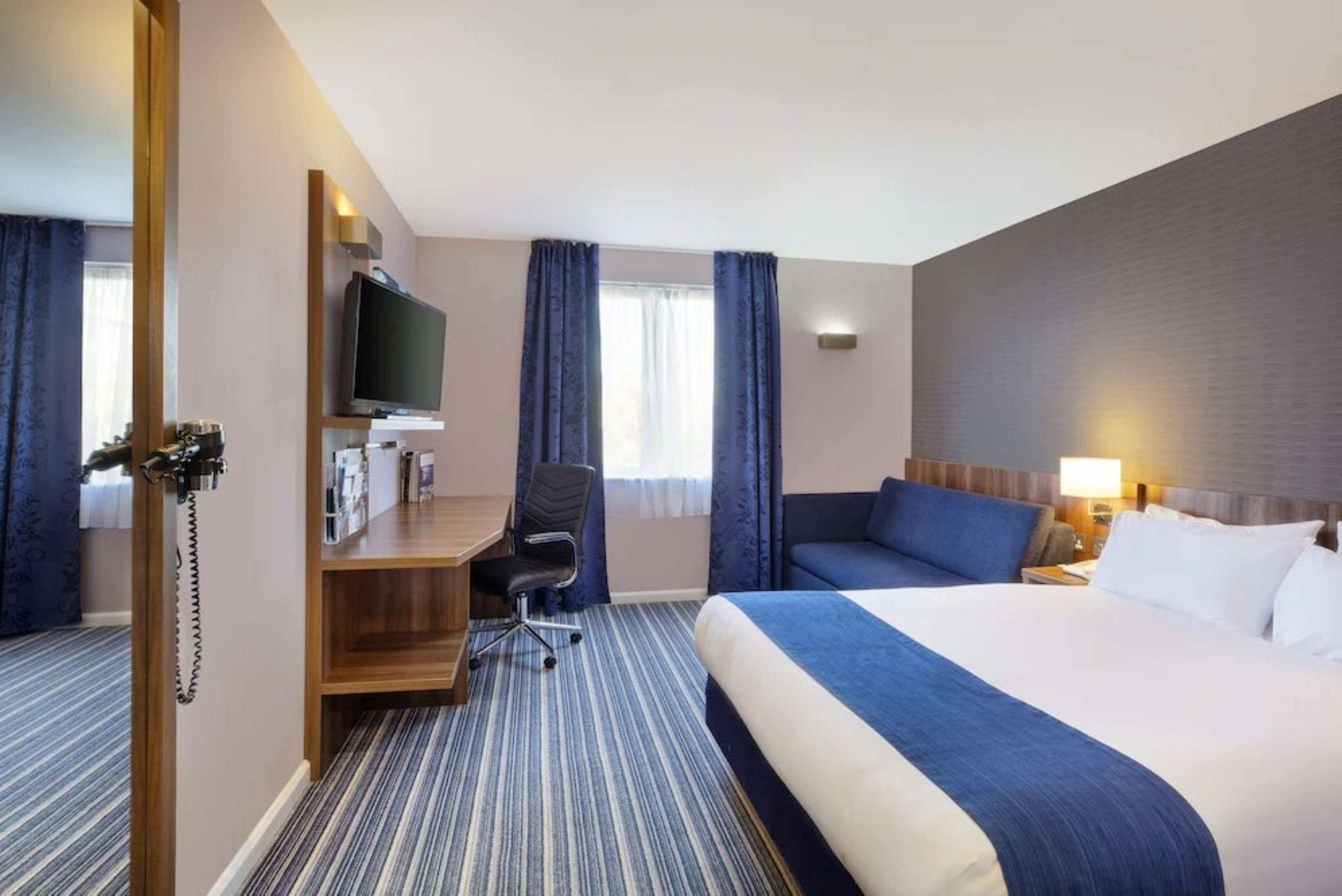 Holiday Inn Express Poole 9/50