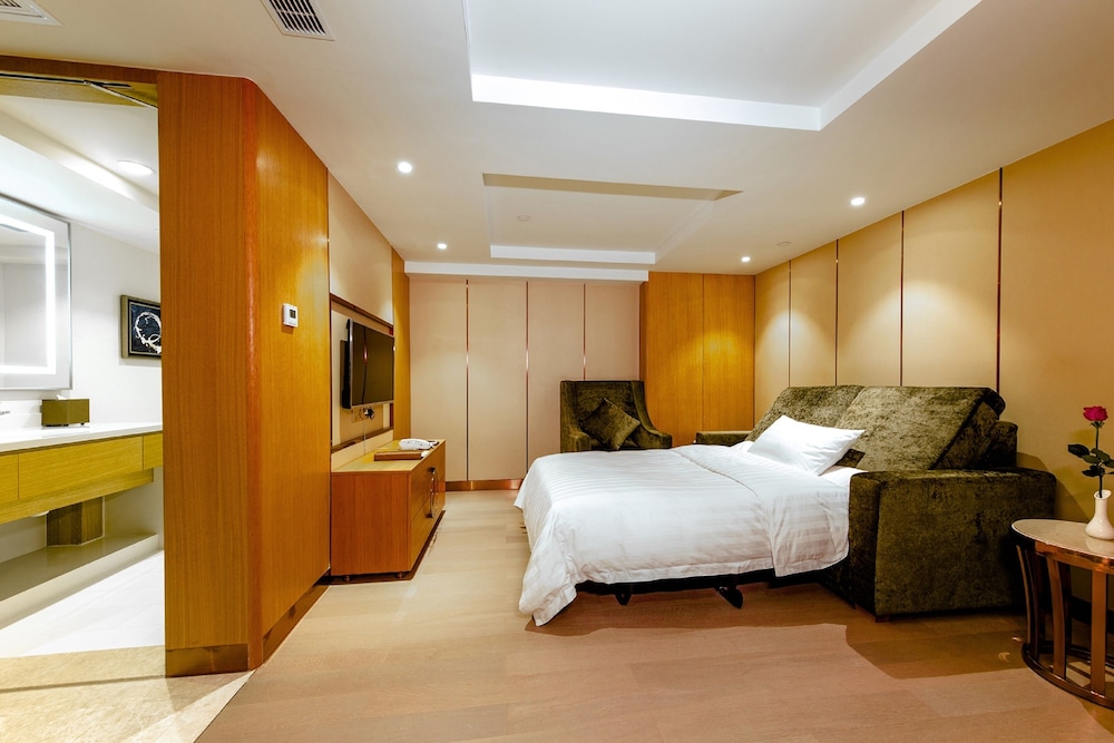 Royal Dragon Hotel 9/30