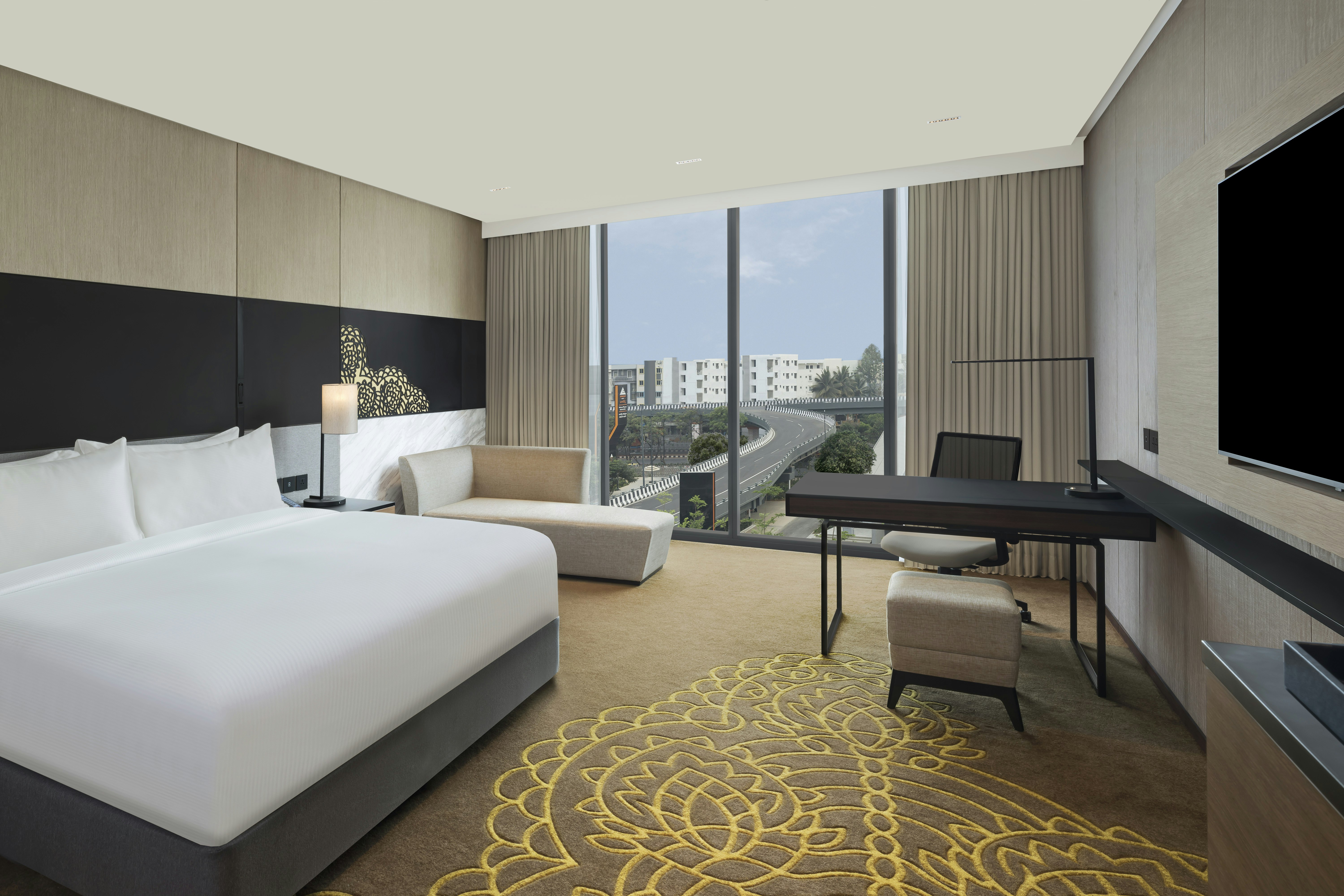 DELUXE, KING BED