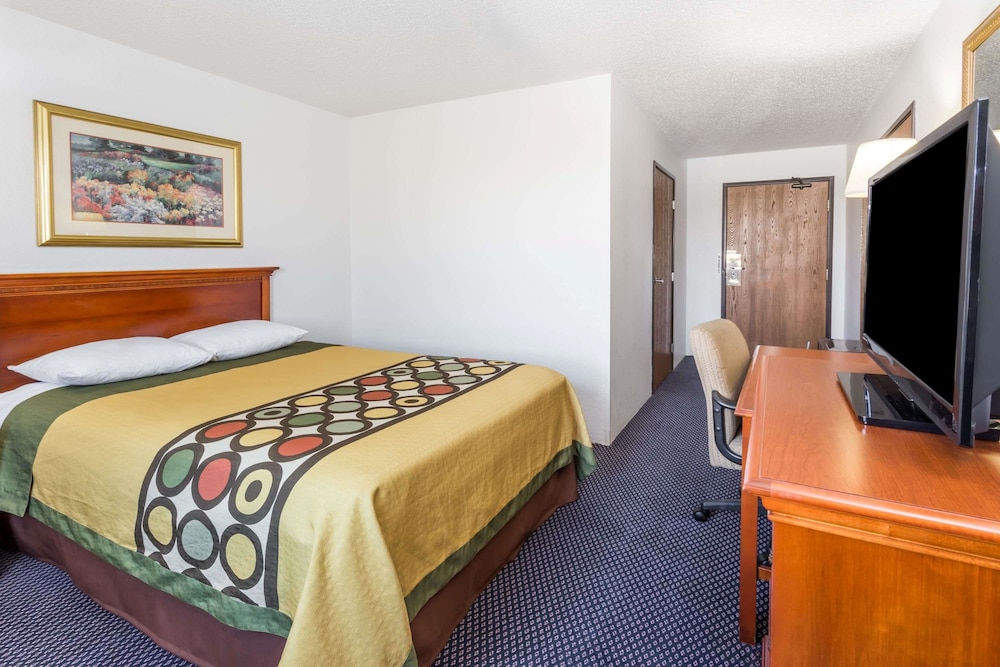 Super 8 by Wyndham Pontiac 9/25