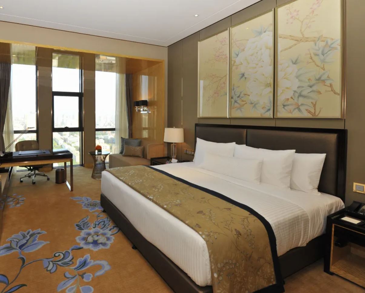 DELUXE, KING BED