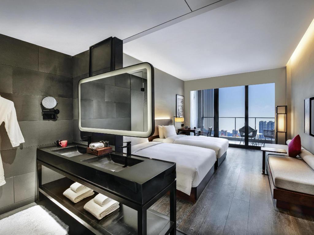 SUPERIOR, TWIN BEDS, GARDEN SIDE