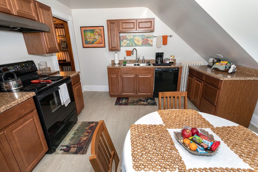 South Broadway Manor Bed and Breakfast 58/72