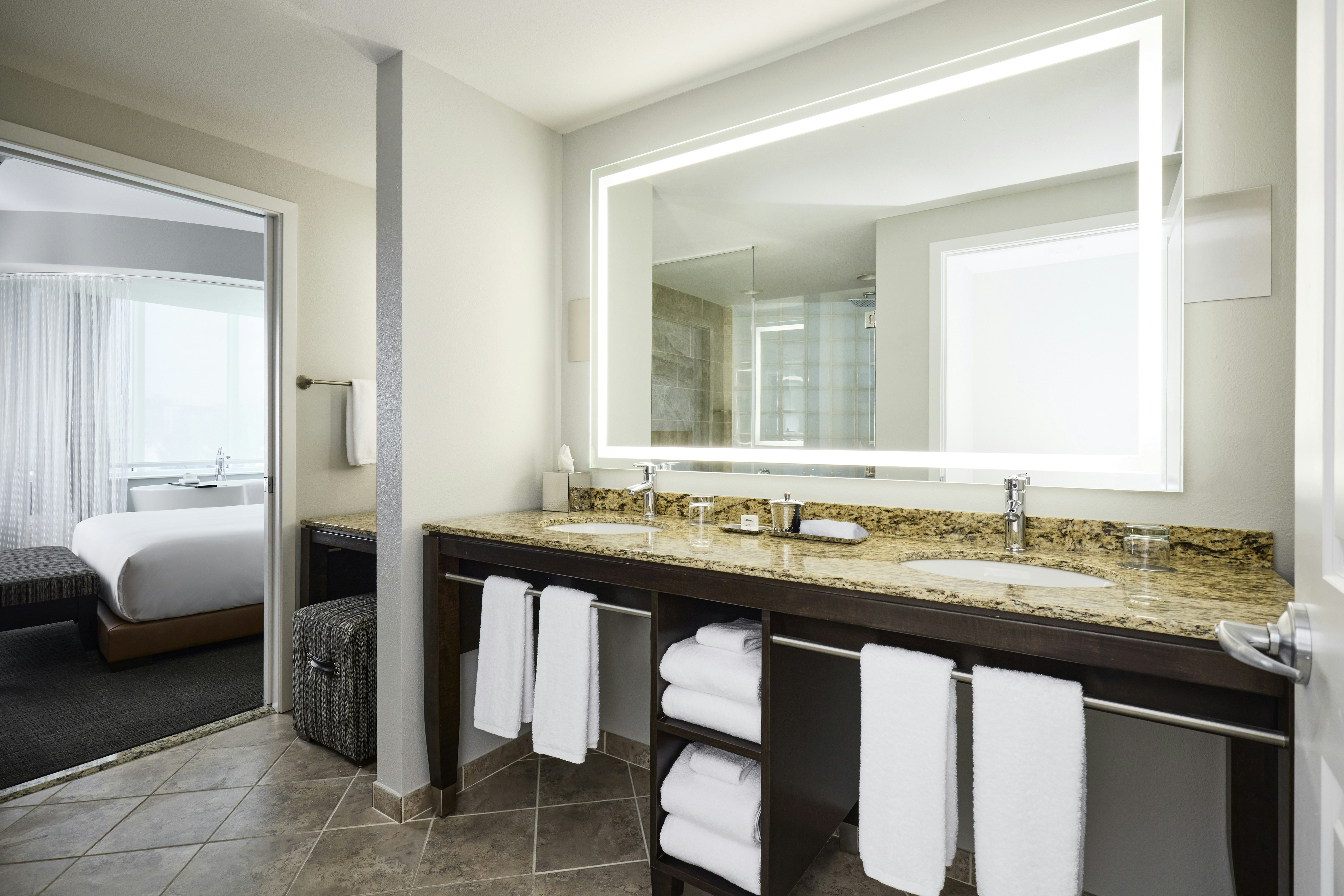 Grand, Den، Archer Hotel Falls Church 2/6