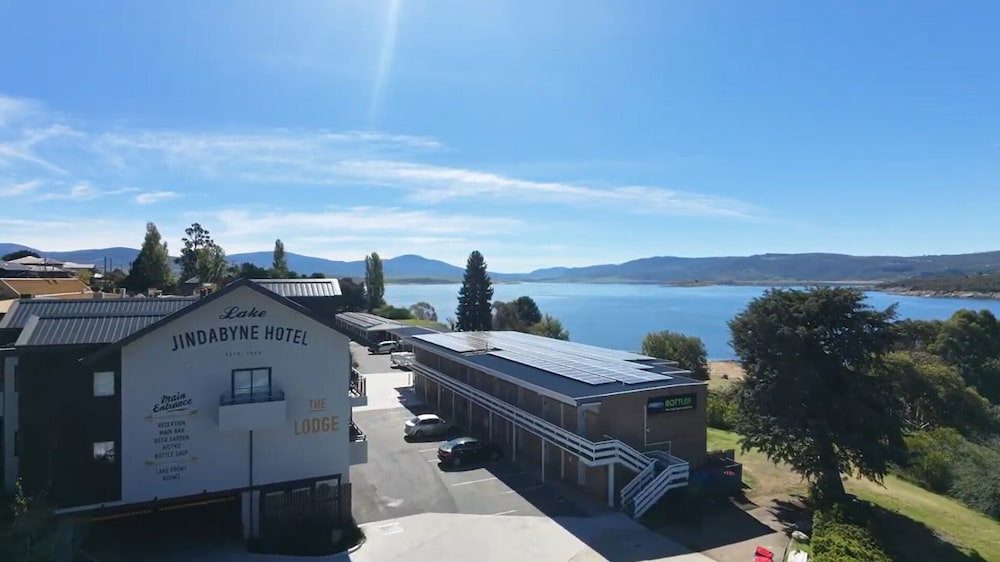 LAKE JINDABYNE HOTEL 8/75