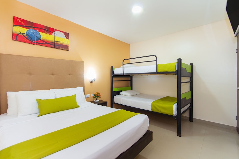 ROOM, QUADRUPLE